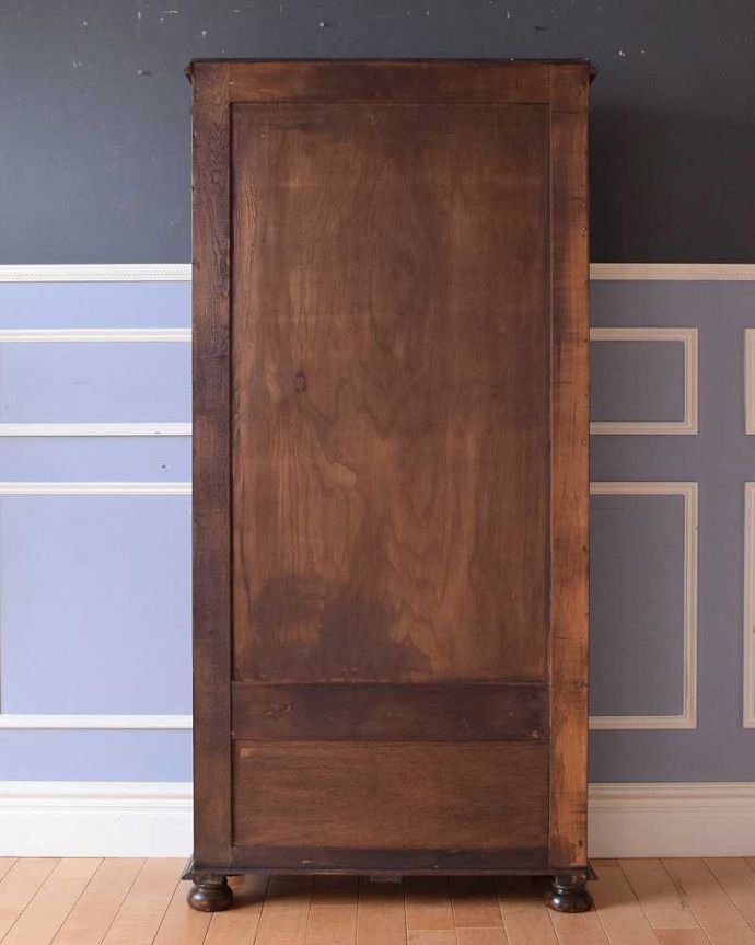 アンティークのキャビネット　アンティーク家具　英国輸入のアンティーク家具、美しいステンドグラス扉のブックケース 。後ろ姿もキレイです。(k-1881-f)