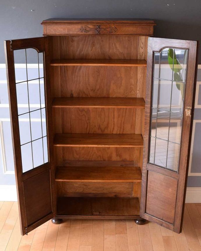 アンティークのキャビネット　アンティーク家具　英国輸入のアンティーク家具、美しいステンドグラス扉のブックケース 。扉を開けた内側はこんな感じですキャビネットの中も職人がしっかり修復したのでキレイです。(k-1881-f)