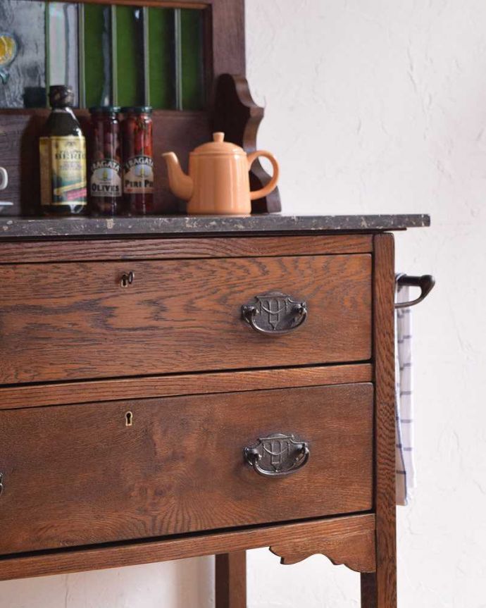 サイドボード　アンティーク家具　英国のアンティーク家具、グリーンのタイルがキレイなウォッシュスタンド（。タイルと天然大理石の贅沢コラボ洗面器を置いて顔を洗って、引き出しからタオルを･･･そんな風に使われていた家具の天板は、水がはねてもいいようにタイルと天然大理石の贅沢な素材が使われています。(k-1882-f)