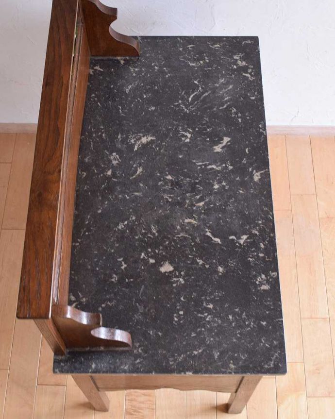 サイドボード　アンティーク家具　英国のアンティーク家具、グリーンのタイルがキレイなウォッシュスタンド（。天然の大理石が使われた贅沢な天板女性の憧れ、天然の大理石が天板に使われているチェストは、なんとも贅沢な雰囲気。(k-1882-f)