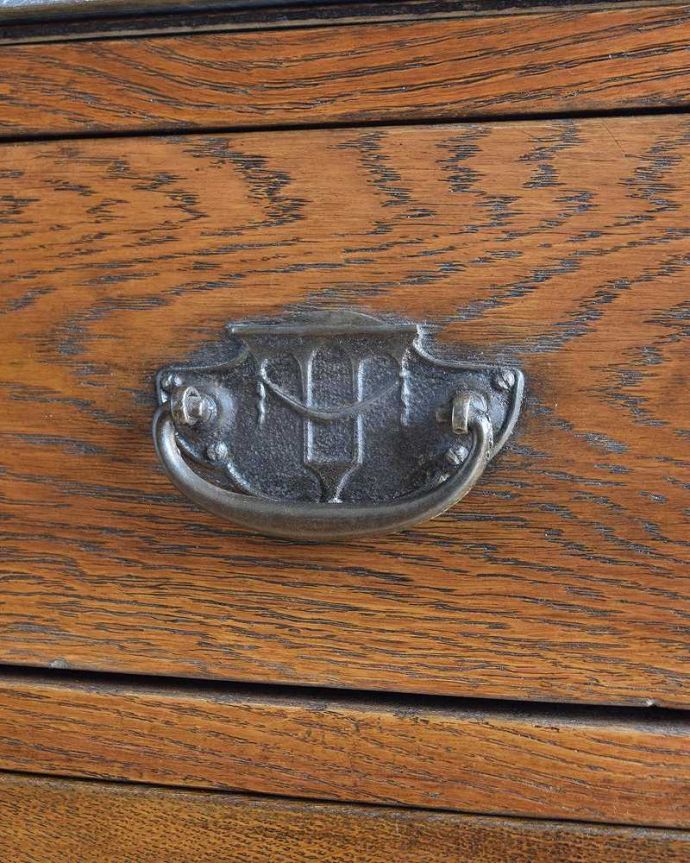 サイドボード　アンティーク家具　英国のアンティーク家具、グリーンのタイルがキレイなウォッシュスタンド（。開ける度にワクワク･･･引き出しの取っ手も可愛いデザイン。(k-1882-f)