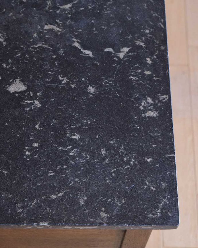 サイドボード　アンティーク家具　英国のアンティーク家具、グリーンのタイルがキレイなウォッシュスタンド（。コンディションもバッチリ！天然石はコンディションが一番大事。(k-1882-f)