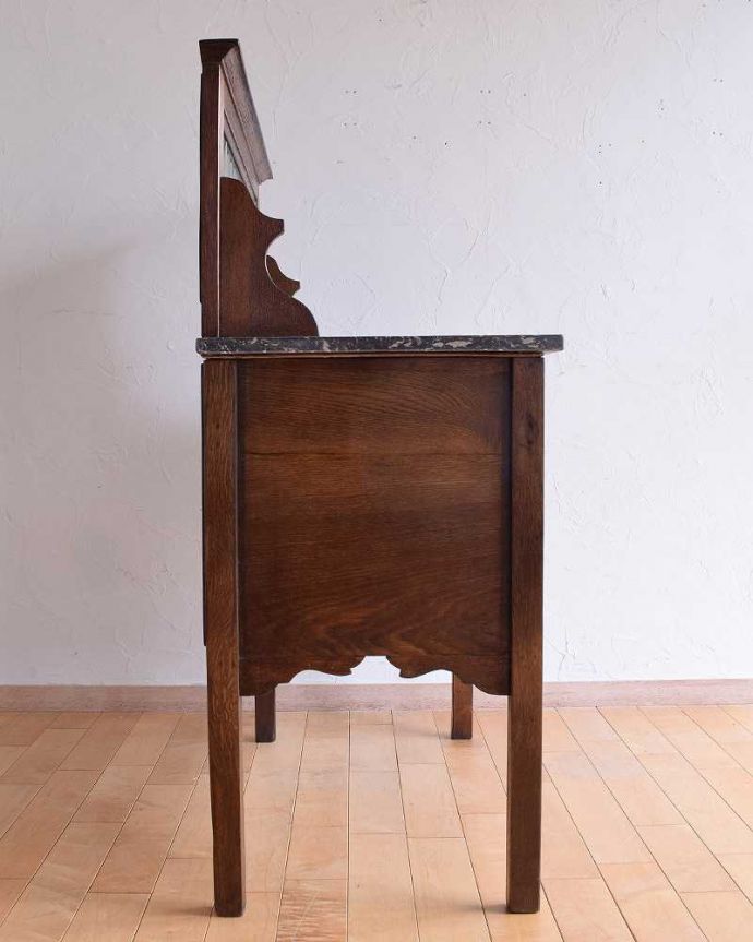 サイドボード　アンティーク家具　英国のアンティーク家具、グリーンのタイルがキレイなウォッシュスタンド（。横から見てもステキもちろん、横から見てもキレイに仕上がっているので、いろんな場所に置いて使って下さい。(k-1882-f)