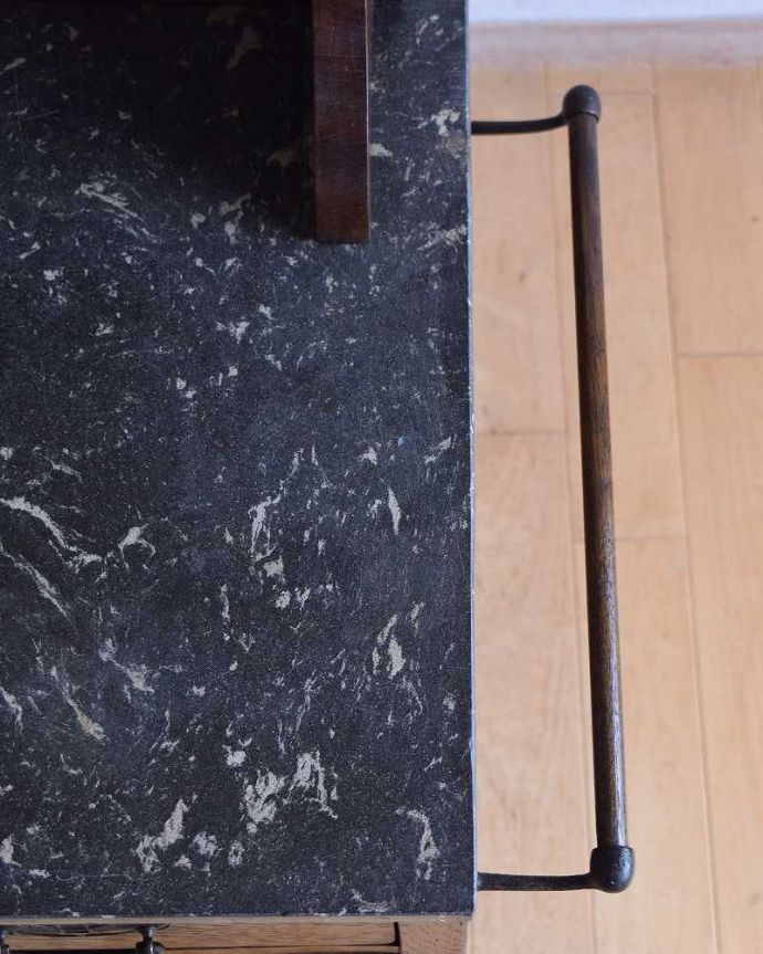 サイドボード　アンティーク家具　英国のアンティーク家具、グリーンのタイルがキレイなウォッシュスタンド（。タオルをかけることができます。(k-1882-f)