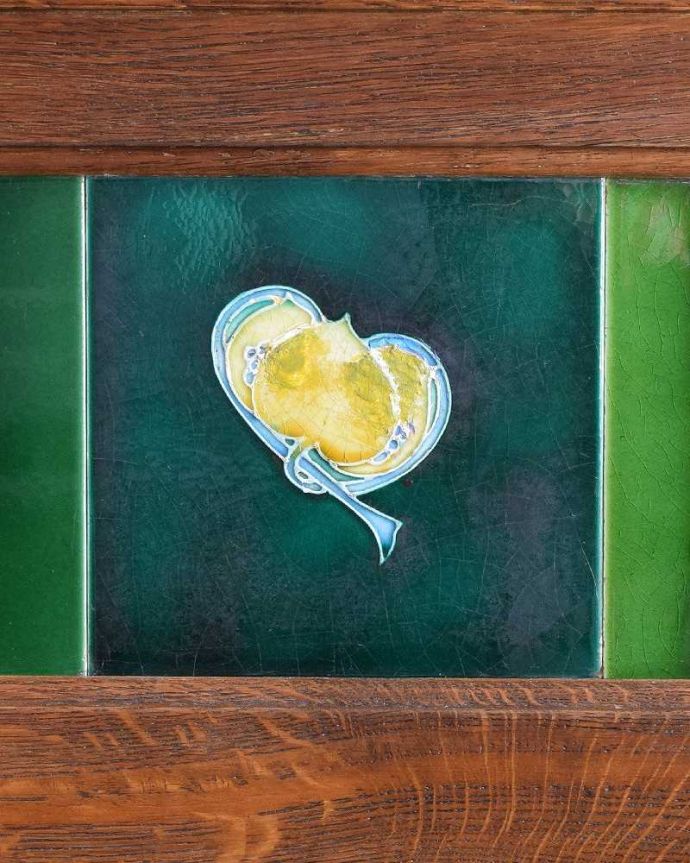 サイドボード　アンティーク家具　英国のアンティーク家具、グリーンのタイルがキレイなウォッシュスタンド（。アンティークらしい独特の風合い美しい状態で見つかったタイル。(k-1882-f)