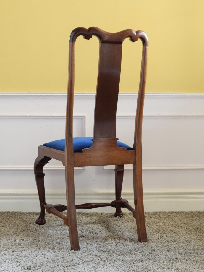 アンティークのクィーンアンチェアの後ろ姿