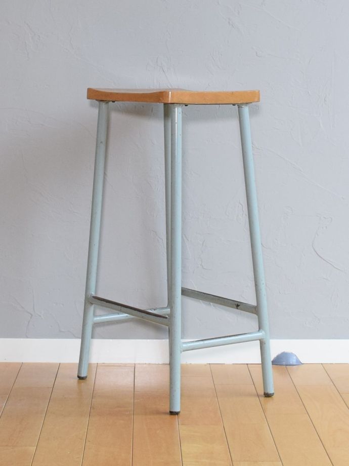 アンティークスツールの側面