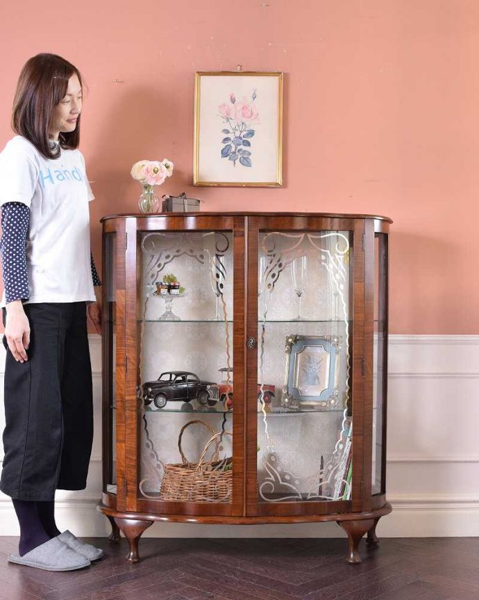 アンティークのキャビネット アンティーク家具 ウォルナット材のアンティーク家具、ガラスの装飾も美しいガラスキャビネット。キラキラな毎日が過ごせるガラスのキャビネットガラス面に描かれたキラキラの絵が美しいガラスのキャビネット。(k-1884-f)