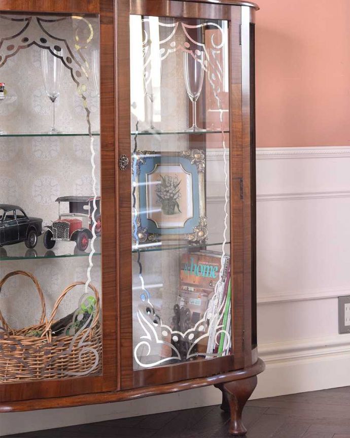 アンティークのキャビネット アンティーク家具 ウォルナット材のアンティーク家具、ガラスの装飾も美しいガラスキャビネット。ガラスに描かれたキラキラ輝く絵ガラス扉に描かれた絵があるだけで中に入れたものはもちろん、お部屋の中までなんだか高級に見えてきます。(k-1884-f)