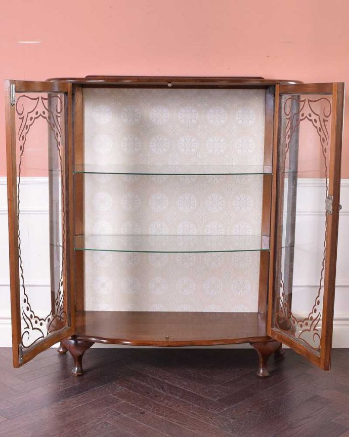 アンティークのキャビネット アンティーク家具 ウォルナット材のアンティーク家具、ガラスの装飾も美しいガラスキャビネット。扉を開けて中を見てみると…背板は新しい生地に張り替えたので安心してお使い頂けます。(k-1884-f)