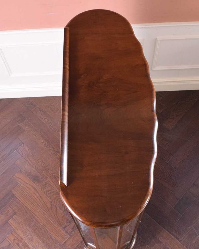 アンティークのキャビネット アンティーク家具 ウォルナット材のアンティーク家具、ガラスの装飾も美しいガラスキャビネット。こんな形をしたキャビネットです。(k-1884-f)