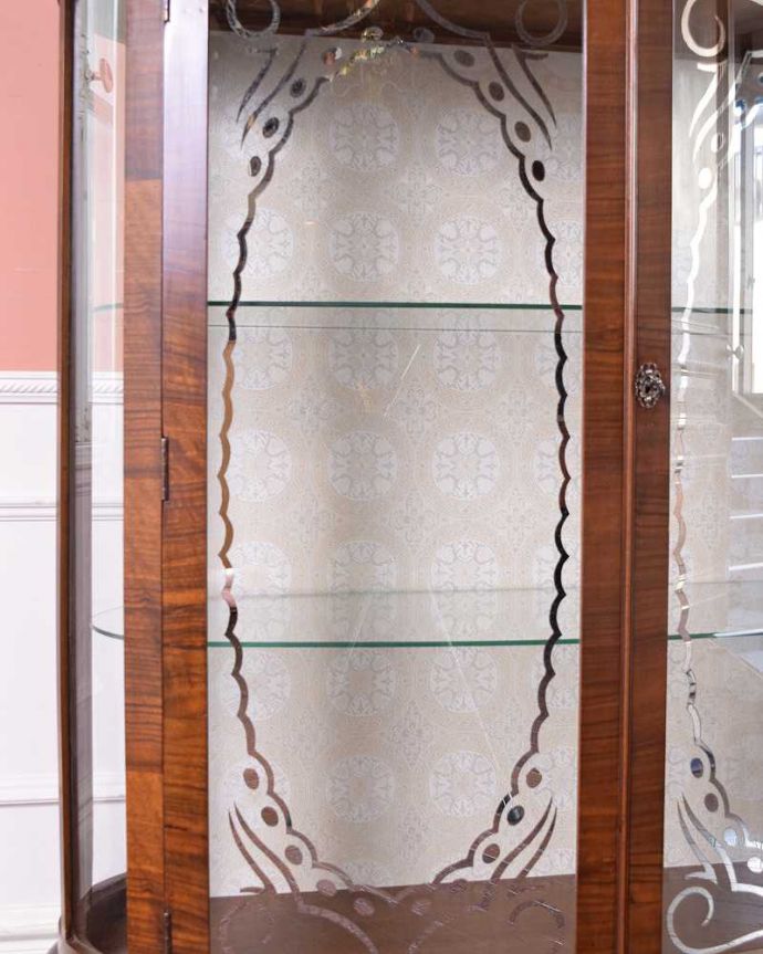 アンティークのキャビネット アンティーク家具 ウォルナット材のアンティーク家具、ガラスの装飾も美しいガラスキャビネット。キレイに残っていてくれましたガラスに描かれている絵は剥がれているものが多いんだけれど、この子はしっかりキレイに残っていてくれました。(k-1884-f)