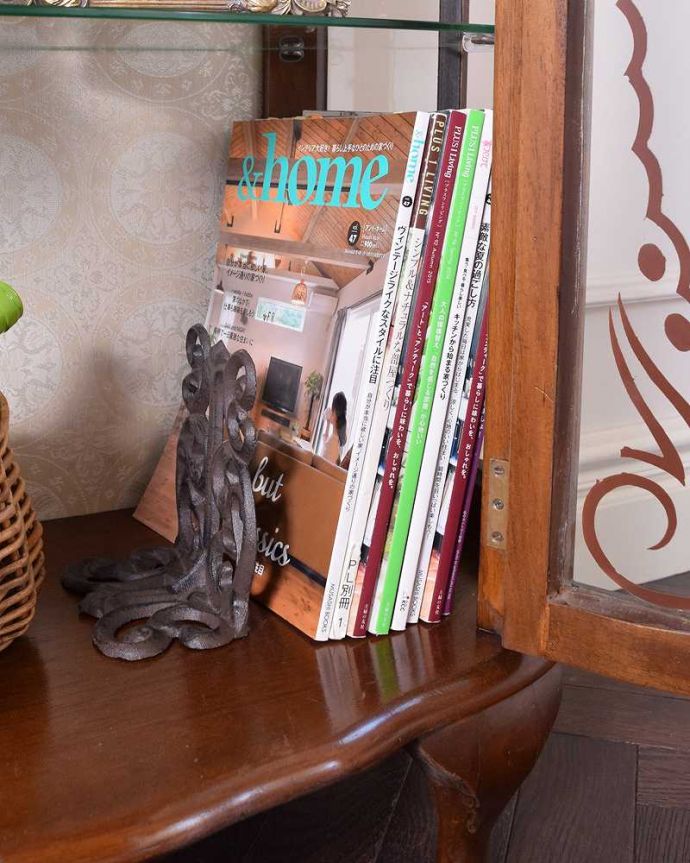 アンティークのキャビネット アンティーク家具 ウォルナット材のアンティーク家具、ガラスの装飾も美しいガラスキャビネット。扉の中は収納たっぷりA4サイズの雑誌までしっかり収納出来ちゃう大きさ。(k-1884-f)