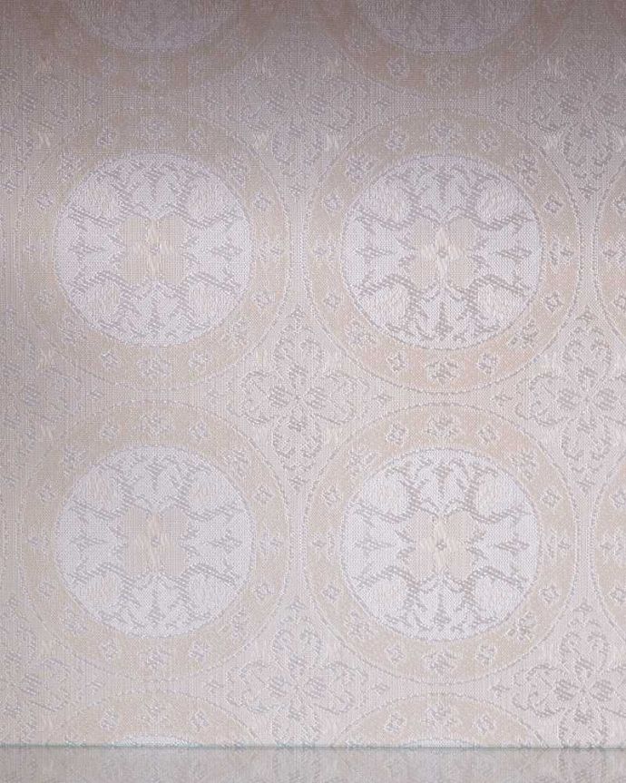 アンティークのキャビネット アンティーク家具 ウォルナット材のアンティーク家具、ガラスの装飾も美しいガラスキャビネット。新しく貼り替えましたキャビネットに似合う生地を選んで張り替えた背板。(k-1884-f)