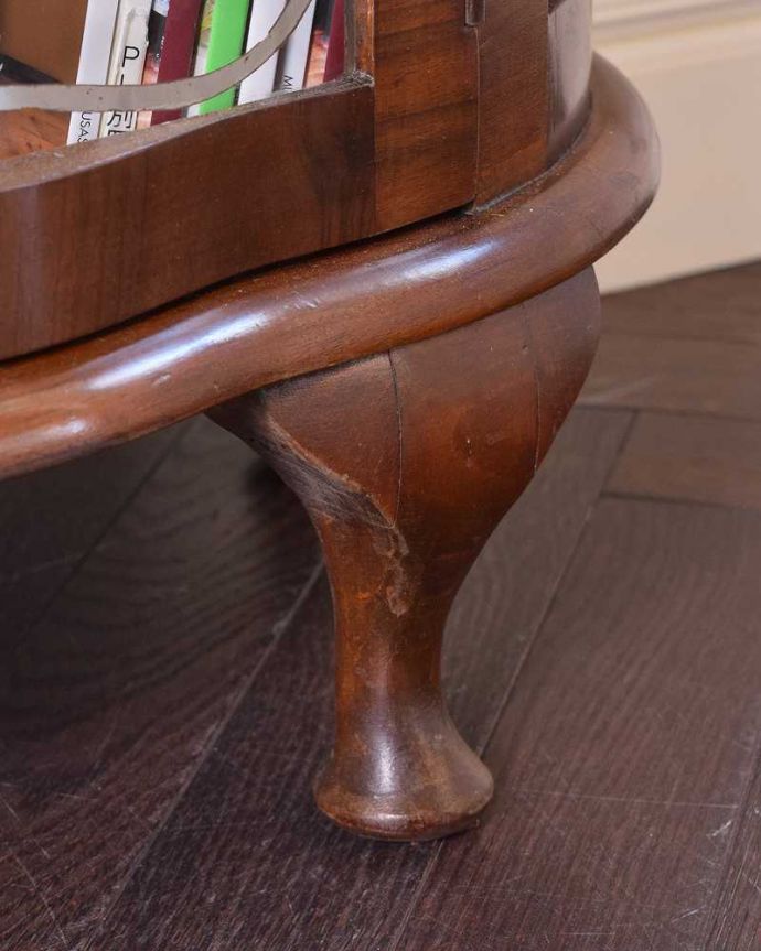 アンティークのキャビネット アンティーク家具 ウォルナット材のアンティーク家具、ガラスの装飾も美しいガラスキャビネット。女性1人でもラクに運べちゃうヒミツHandleのアンティークは、脚の裏にフェルトキーパーをお付けしているので、床を滑らせれば女性でも移動がカンタンに出来ます!。(k-1884-f)