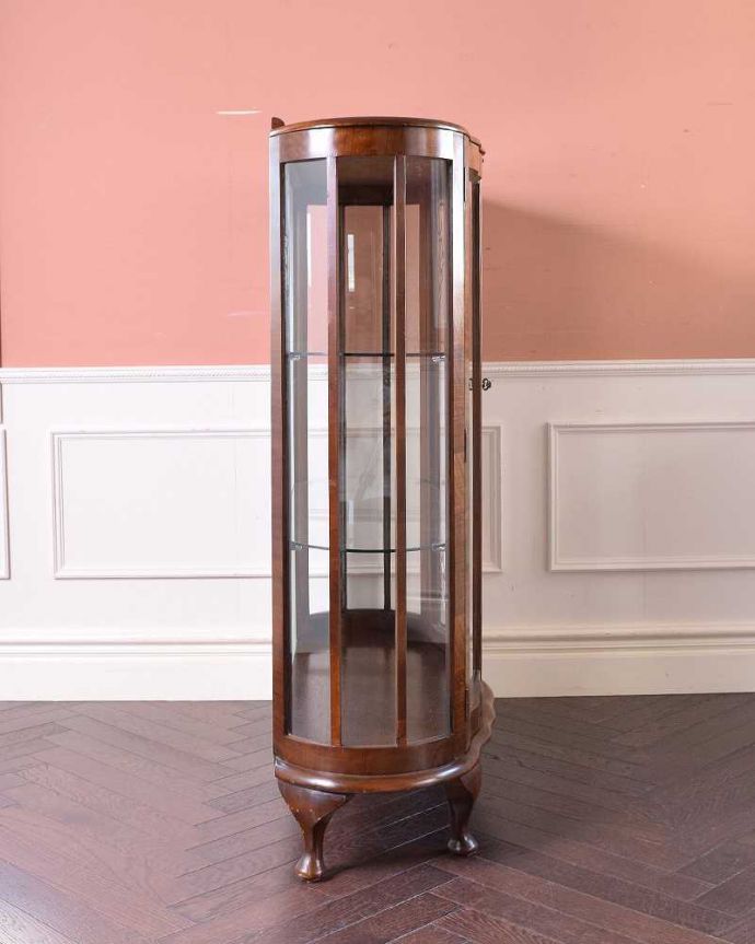 アンティークのキャビネット アンティーク家具 ウォルナット材のアンティーク家具、ガラスの装飾も美しいガラスキャビネット。サイドからもたっぷりの光背板の部分以外は全てガラス。(k-1884-f)