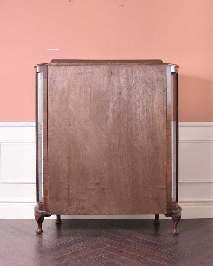 アンティークのキャビネット アンティーク家具 ウォルナット材のアンティーク家具、ガラスの装飾も美しいガラスキャビネット。キレイに修復しました!アンティークは新品ではないので、経年変化によるキズはありますが、専門の職人がキレイにお直しをしているので、後ろ姿もキレイです。(k-1884-f)