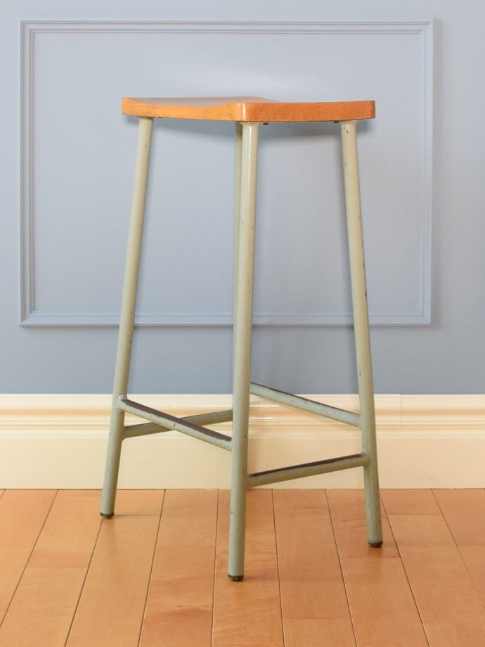 アンティークスツールの側面