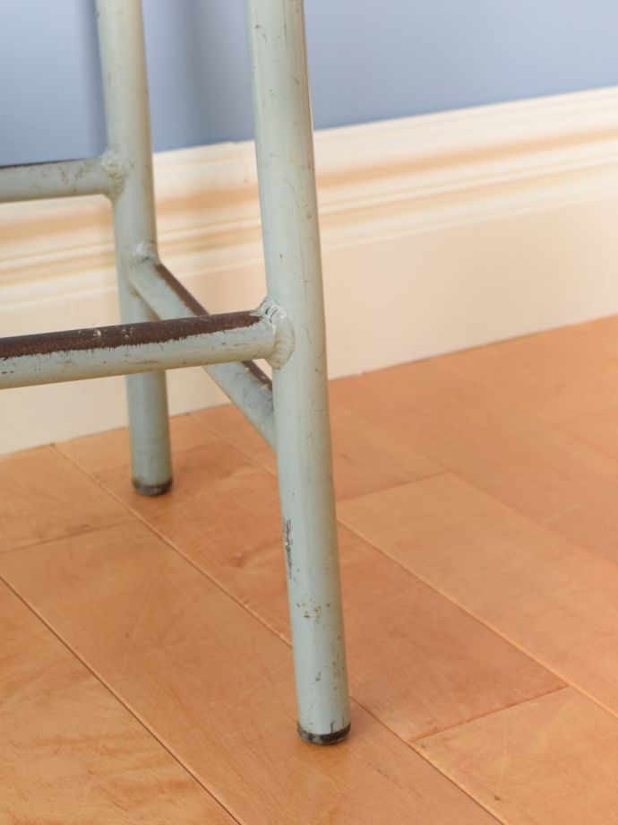 アンティークスツールの脚