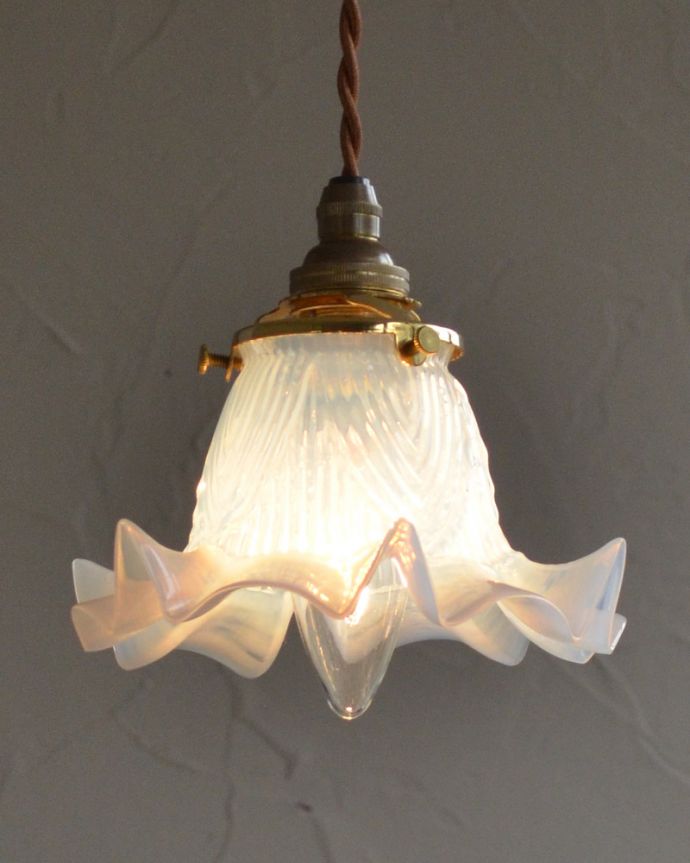 ペンダントライト　照明・ライティング　オパールセントのアンティークペンダントライト（コード・シャンデリア電球・ギャラリーA付き）。。(k-1885-z)