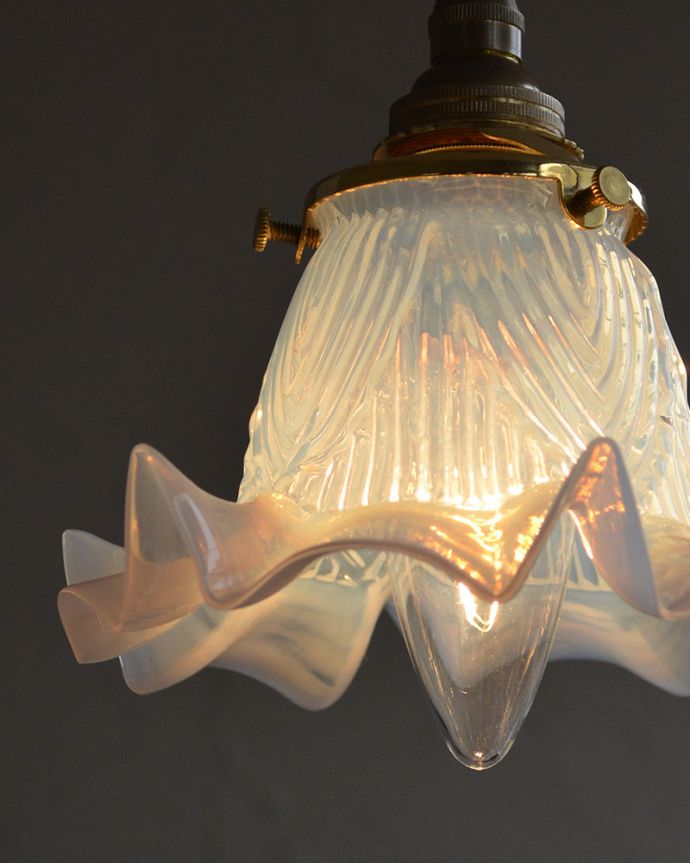 ペンダントライト　照明・ライティング　オパールセントのアンティークペンダントライト（コード・シャンデリア電球・ギャラリーA付き）。。(k-1885-z)