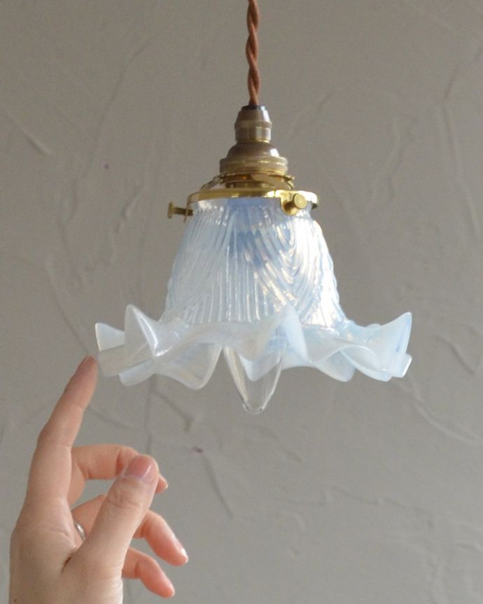 ペンダントライト　照明・ライティング　オパールセントのアンティークペンダントライト（コード・シャンデリア電球・ギャラリーA付き）。。(k-1885-z)