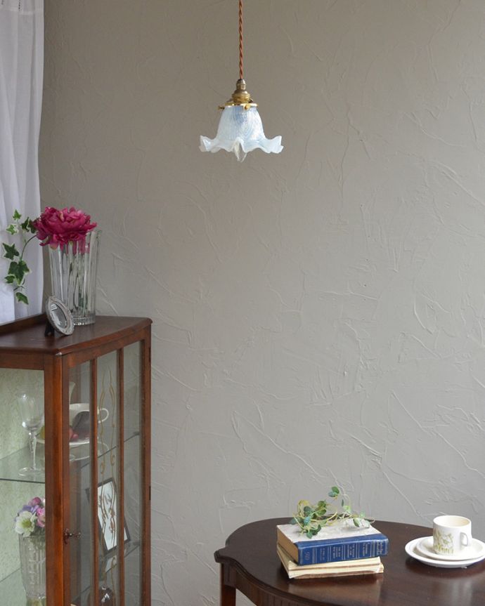 ペンダントライト　照明・ライティング　オパールセントのアンティークペンダントライト（コード・シャンデリア電球・ギャラリーA付き）。。(k-1885-z)