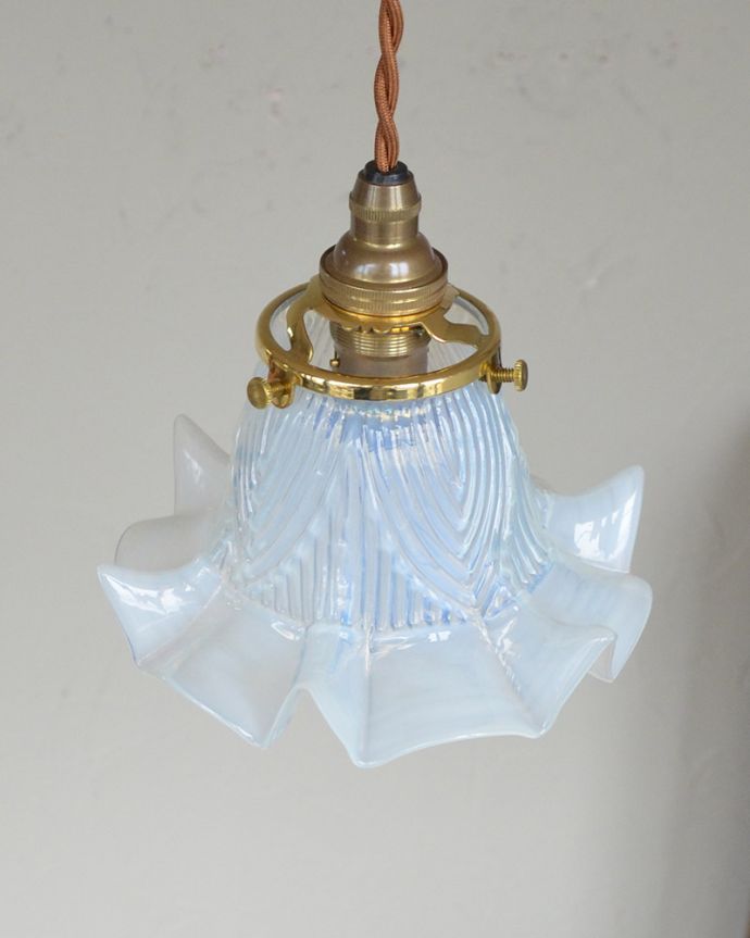 ペンダントライト　照明・ライティング　オパールセントのアンティークペンダントライト（コード・シャンデリア電球・ギャラリーA付き）。。(k-1885-z)