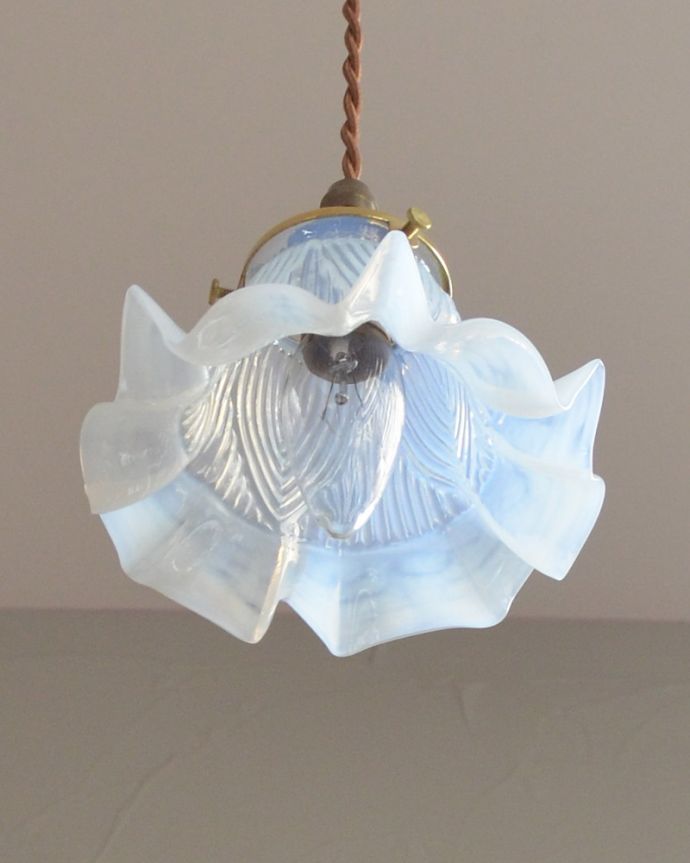 ペンダントライト　照明・ライティング　オパールセントのアンティークペンダントライト（コード・シャンデリア電球・ギャラリーA付き）。。(k-1885-z)