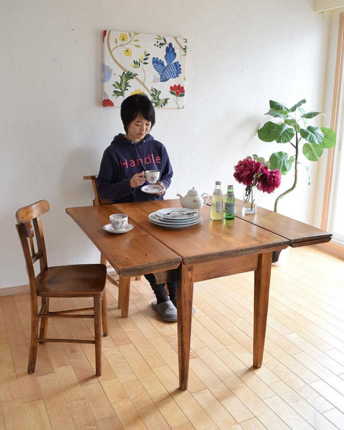 アンティークのテーブル アンティーク家具 どんなスタイルのお部屋にも合わせすいアンティーク家具、サイズを変えられるバラフライテーブル(ドロップリーフテーブル)。可愛いデザインのバタフライテーブル。(k-1886-f)