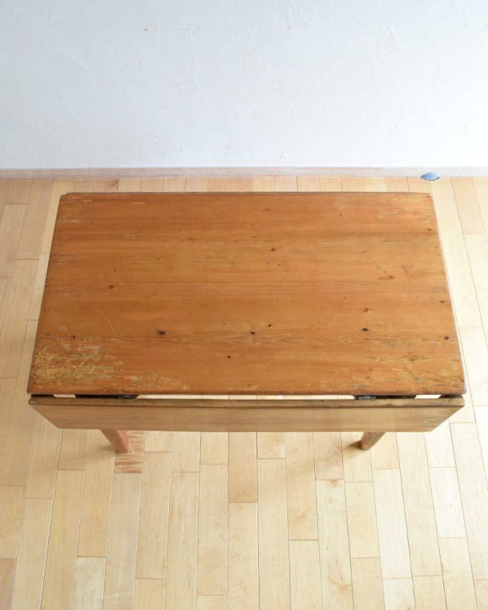 アンティークのテーブル アンティーク家具 どんなスタイルのお部屋にも合わせすいアンティーク家具、サイズを変えられるバラフライテーブル(ドロップリーフテーブル)。畳むとこんなにスリムなサイズリーフを閉じた状態のテーブルを上から見るとこんな感じ。(k-1886-f)