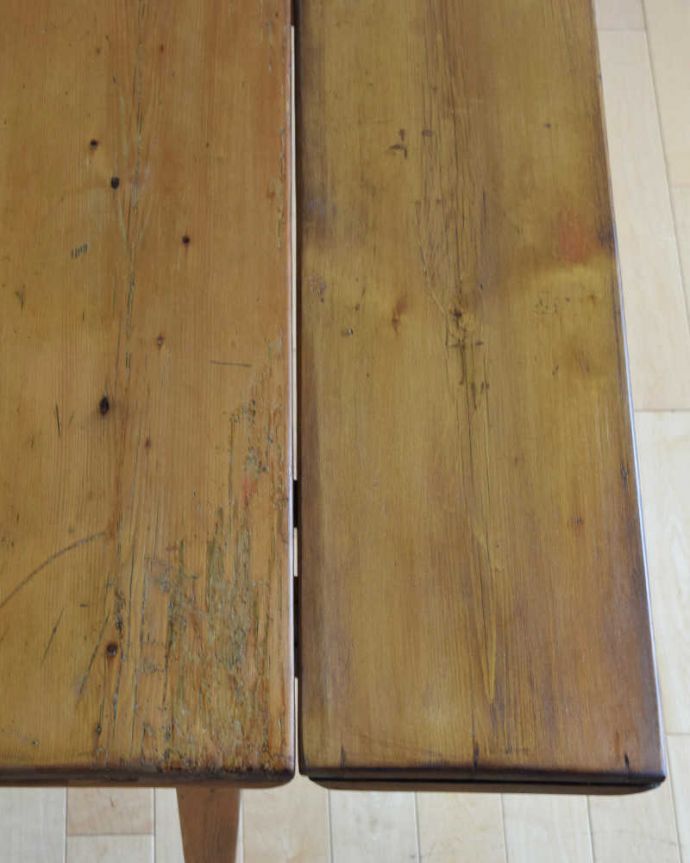 アンティークのテーブル アンティーク家具 どんなスタイルのお部屋にも合わせすいアンティーク家具、サイズを変えられるバラフライテーブル(ドロップリーフテーブル)。近づいて見てみると・・・時間と手間暇を掛けて職人が丁寧にお直しした天板は、アンティークらしいナチュラルな風合いだけ残してキレイです。(k-1886-f)