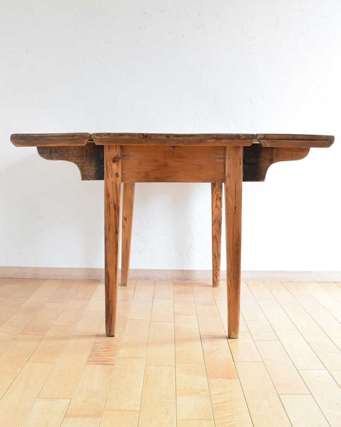 アンティークのテーブル アンティーク家具 どんなスタイルのお部屋にも合わせすいアンティーク家具、サイズを変えられるバラフライテーブル(ドロップリーフテーブル)。両方開いたらこんな感じ開いても閉じても、自由に使える便利さが魅力です。(k-1886-f)