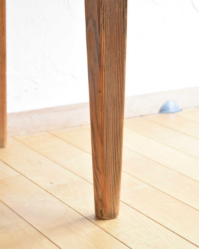 アンティークのテーブル アンティーク家具 どんなスタイルのお部屋にも合わせすいアンティーク家具、サイズを変えられるバラフライテーブル(ドロップリーフテーブル)。持ち上げなくても移動できます!Handleのアンティークは、脚の裏にフェルトキーパーをお付けしていますので、持ち上げなくても床を滑らせれば女性でも簡単に移動させることが出来ます。(k-1886-f)