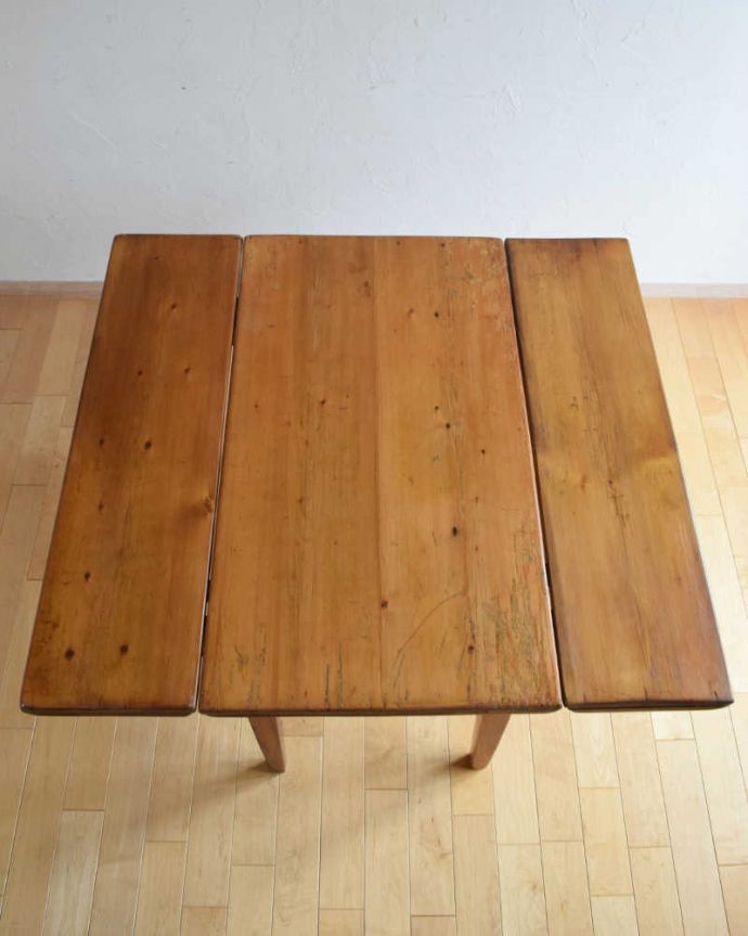 アンティークのテーブル アンティーク家具 どんなスタイルのお部屋にも合わせすいアンティーク家具、サイズを変えられるバラフライテーブル(ドロップリーフテーブル)。天板の修復には自信があります。(k-1886-f)