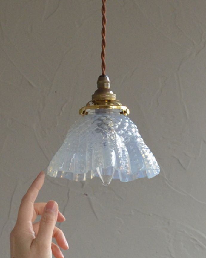 ペンダントライト　照明・ライティング　アンティークオパールセントシェード（コード・シャンデリア電球・ギャラリーA付き）。。(k-1886-z)