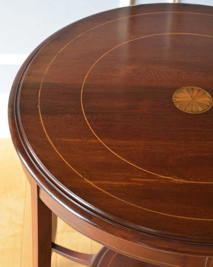 アンティークのテーブル　アンティーク家具　マホガニー材の高級感がある英国輸入家具、象嵌入りのオケージョナルテーブル。天板の周りのデザインもステキ天板の周りのカッティングも美しいんです。(k-1887-f)