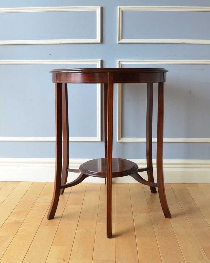 アンティークのテーブル　アンティーク家具　マホガニー材の高級感がある英国輸入家具、象嵌入りのオケージョナルテーブル。こちら側も、もちろんキレイです！アンティークは新品ではないので、もちろん経年変化によるキズはありますが、専門の職人がキレイにお直しをしているので、どの角度から見てもキレイです。(k-1887-f)