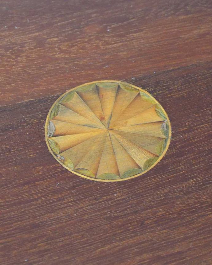 アンティークのテーブル　アンティーク家具　マホガニー材の高級感がある英国輸入家具、象嵌入りのオケージョナルテーブル。上品で美しい象嵌象嵌とは模様に沿って異なる木材を埋め込んで絵を描いたものなんです。(k-1887-f)