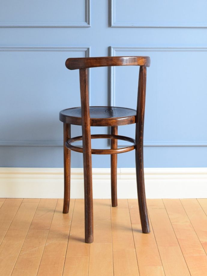 おしゃれな椅子、ベントウッドチェアの後ろ姿