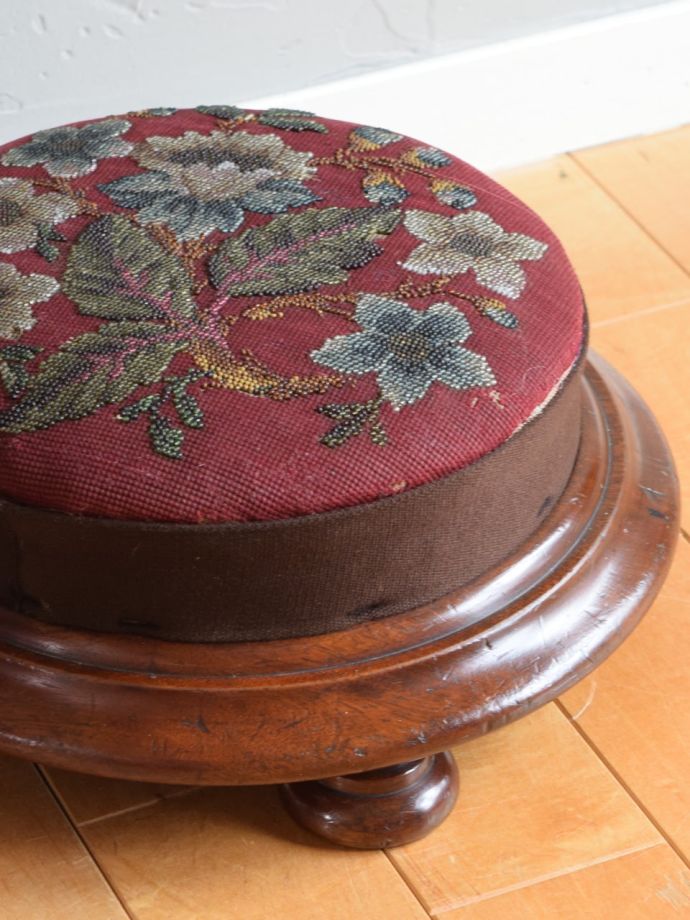 アンティークの椅子らしい美しい装飾