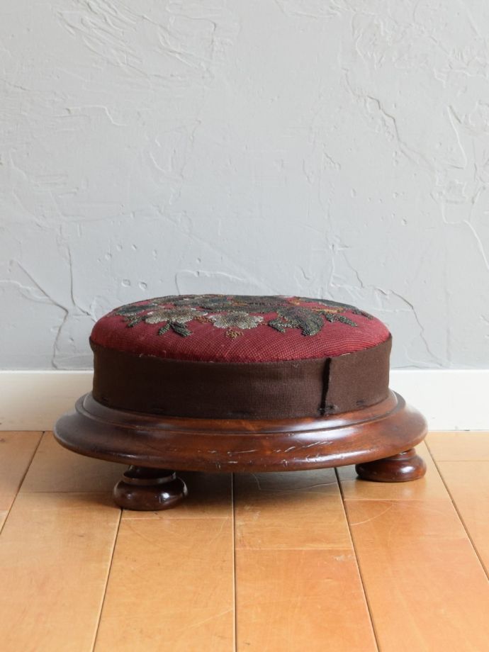 アンティークスツールの側面