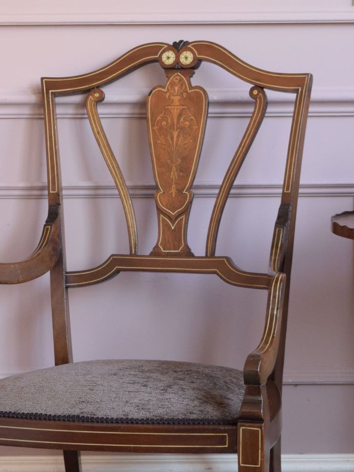 背もたれが美しいアンティークの椅子