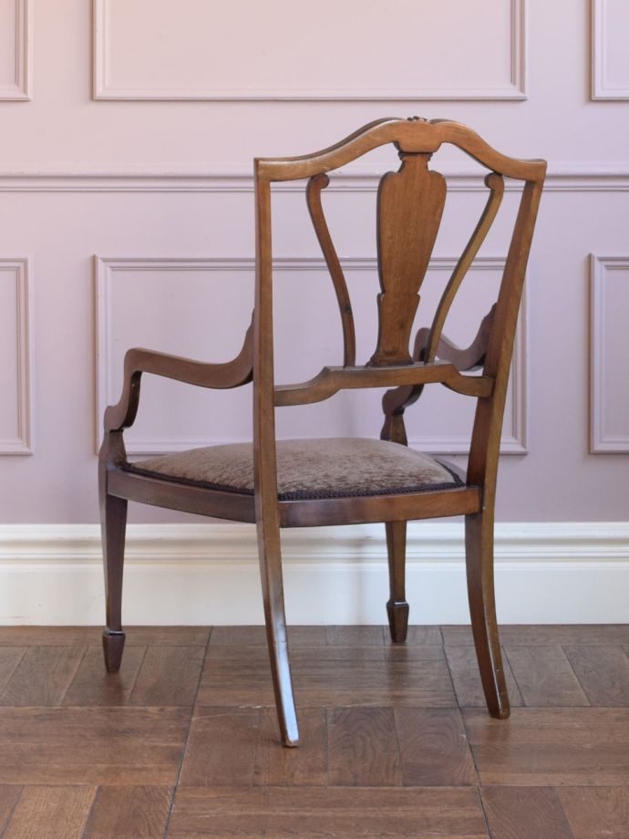 アンティークのサロンチェアの後ろ姿