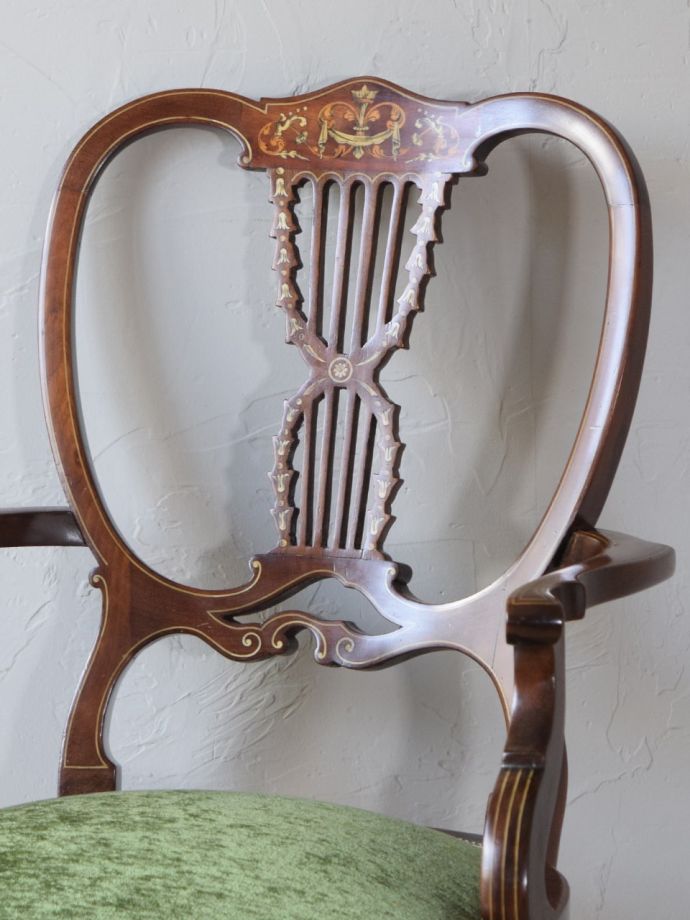 背もたれが美しいアンティークの椅子