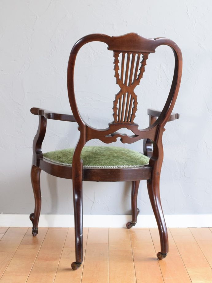 アンティークのサロンチェアの後ろ姿