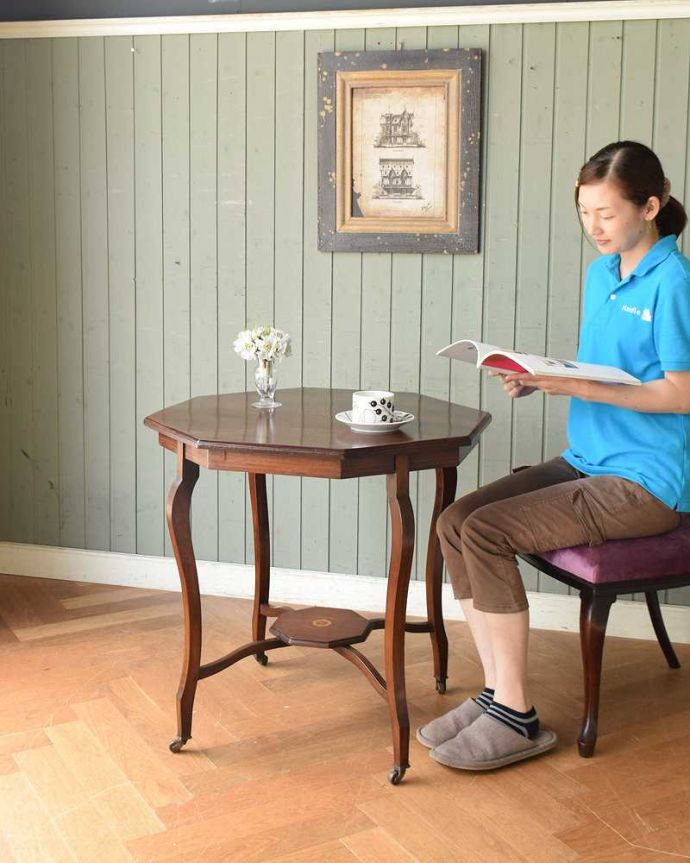 アンティークのテーブル　アンティーク家具　象嵌が入った贅沢なアンティーク家具、オケージョナルテーブル。ジャマにならずどこでも使える小さなテーブルどんな場所にも気軽に運べて便利に使えるオケージョナルテーブルは1つあれば便利に使える家具です。(k-1892-f)