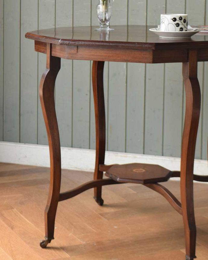 アンティークのテーブル　アンティーク家具　象嵌が入った贅沢なアンティーク家具、オケージョナルテーブル。細くてしなやかな･･･品格ある立ち姿上品でまるで貴婦人のような立ち姿。(k-1892-f)