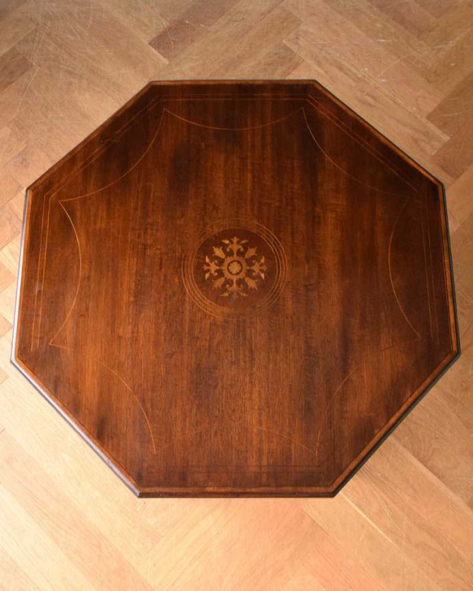 アンティークのテーブル　アンティーク家具　象嵌が入った贅沢なアンティーク家具、オケージョナルテーブル。いろんなことに使って下さい。(k-1892-f)