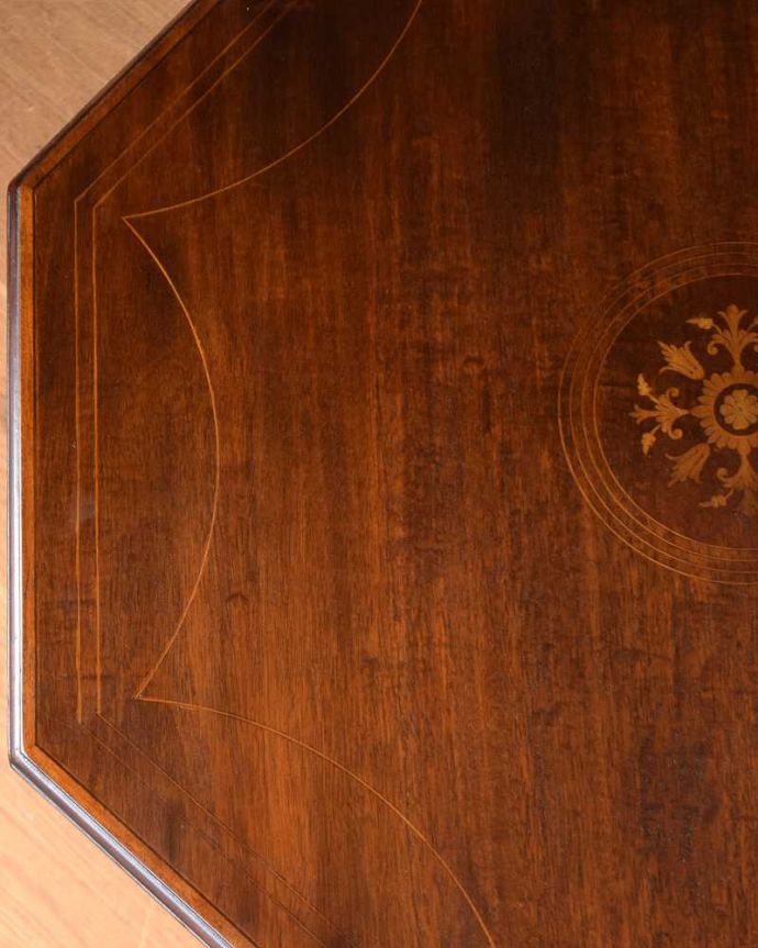 アンティークのテーブル　アンティーク家具　象嵌が入った贅沢なアンティーク家具、オケージョナルテーブル。天板には象嵌で描かれた美しいラインが。(k-1892-f)